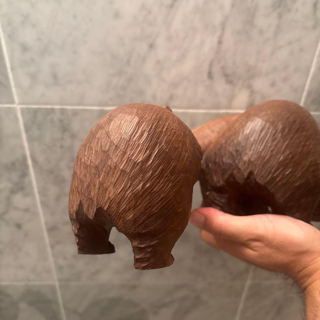 平野幸人 作(琇) 北海道アイヌ伝統民藝　葡萄と鮭をくわえる親子熊の一刀彫り彫刻