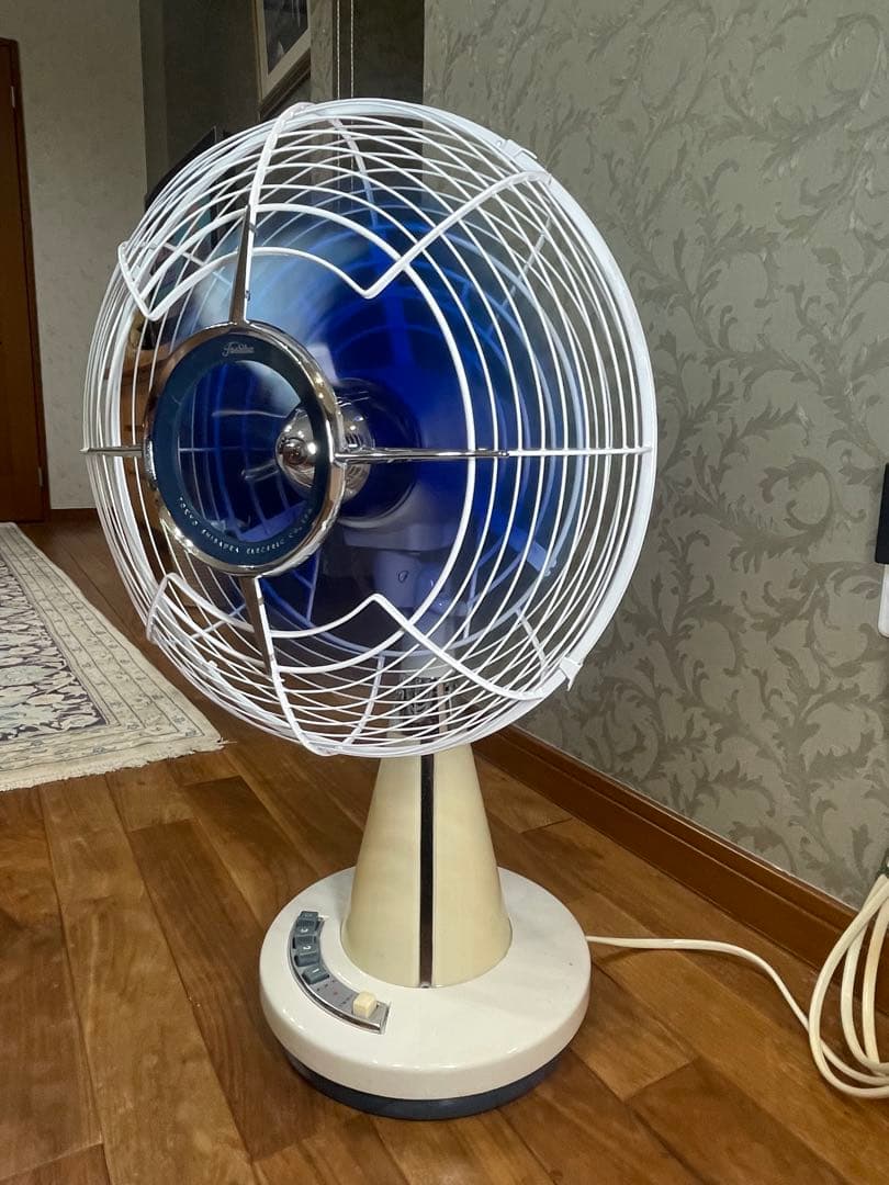 DarkBlue の涼しげな羽根/ランプも光る！ 暑夏をecoに乗切る東芝扇風機