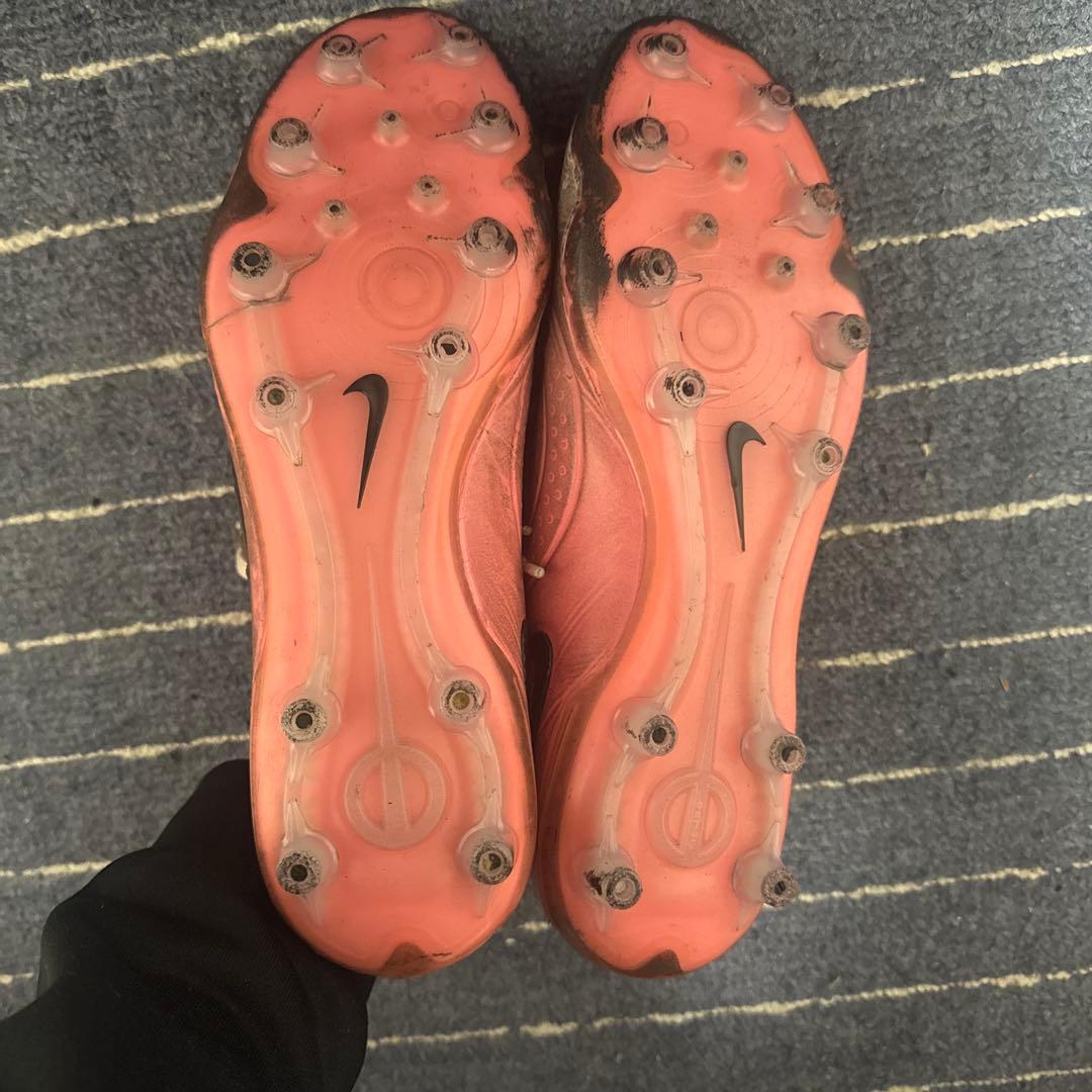 Nike ACG サッカーシューズ ピンク