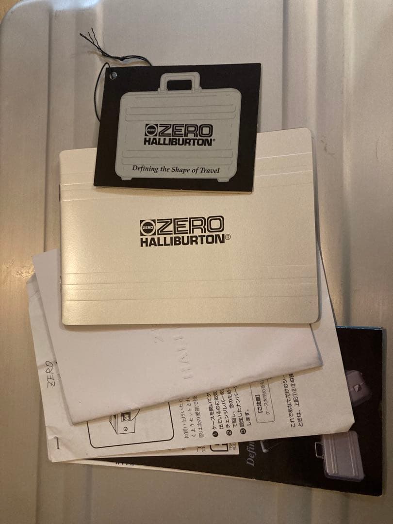 ZERO HALLIBURTON セキュリティケース 中型 シルバー
