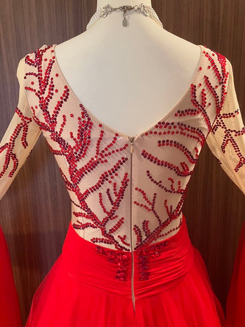 赤いチュールドレス ビーズ刺繍付き