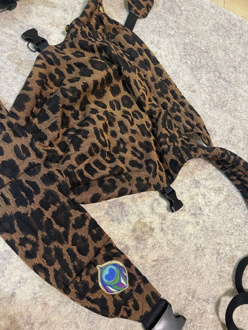artipoppe アーティポッペ　レオパード柄　ヒョウ柄 抱っこ紐