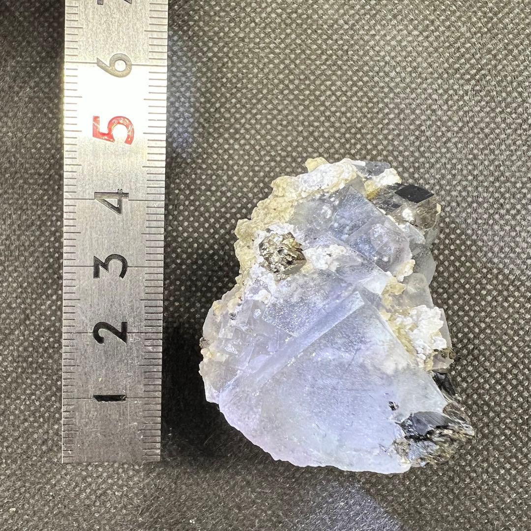 ヤオガンシャン産　ウルフラマイト、パイライト共生　カラーレスフローライト