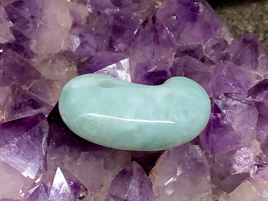 白緑バランス良好美麗‼️ 専門店40~53万円の品質　糸魚川翡翠勾玉　鑑別書付本‼️