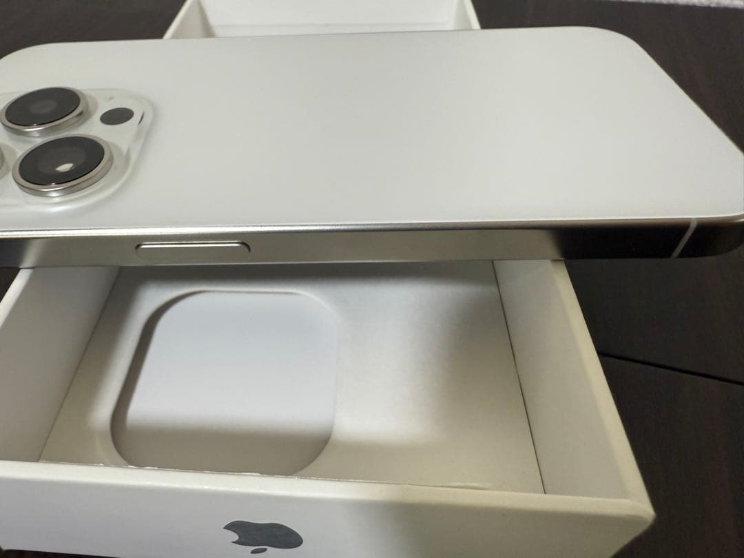 【訳あり】Apple iPhone 15Pro ホワイトチタニウム（ケース付き）