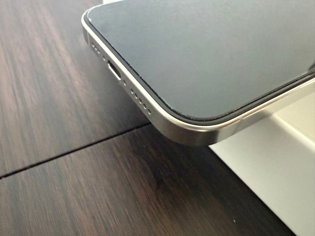 【訳あり】Apple iPhone 15Pro ホワイトチタニウム（ケース付き）