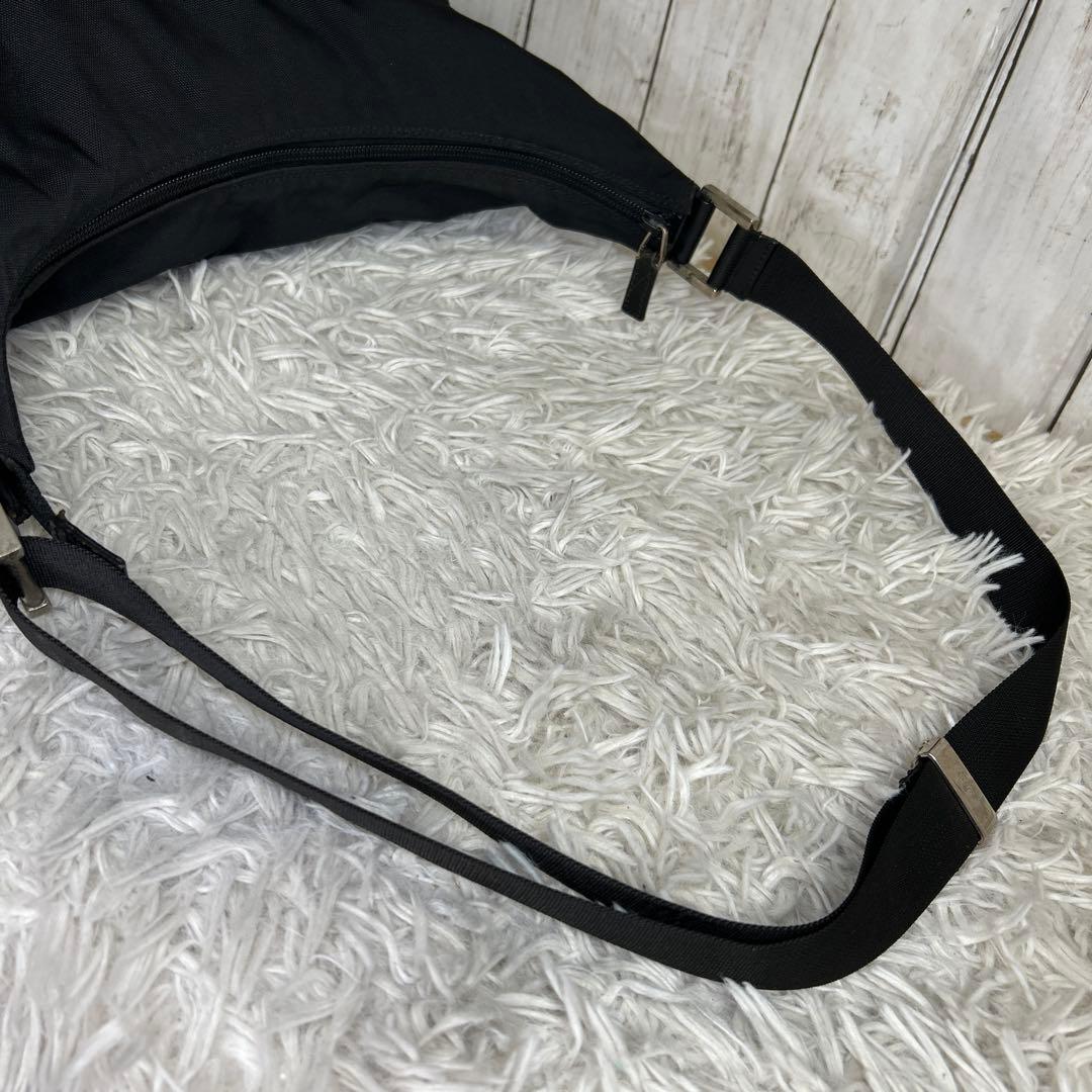 GUCCI ショルダーバッグ　ロゴプレート　ナイロン　ブラック　ロゴ