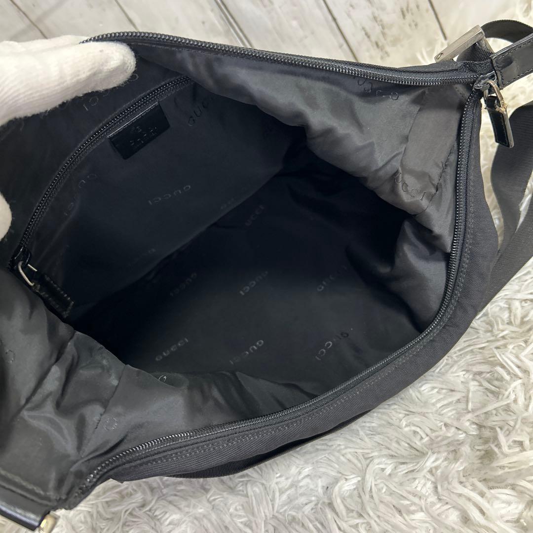 GUCCI ショルダーバッグ　ロゴプレート　ナイロン　ブラック　ロゴ