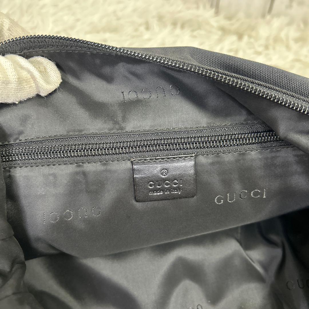 GUCCI ショルダーバッグ　ロゴプレート　ナイロン　ブラック　ロゴ