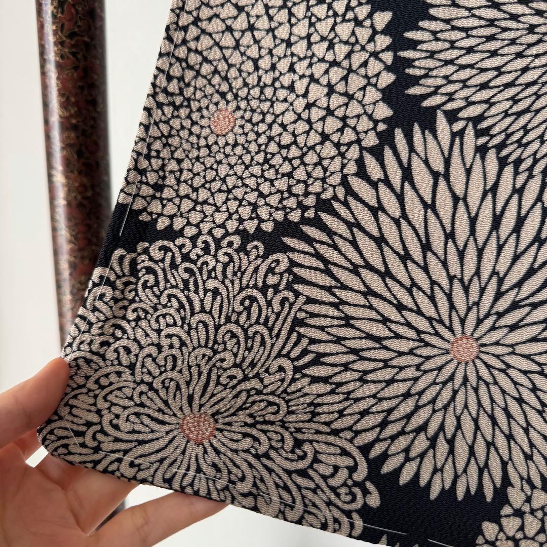 しつけ付き　正絹　小紋　和装　現代　着物　袷　165裄67 黒　縮緬　菊　トール