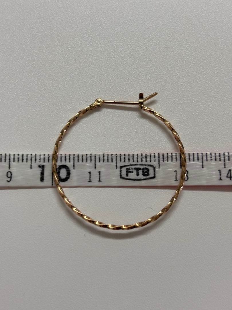 アガット ツイストフープピアス K10