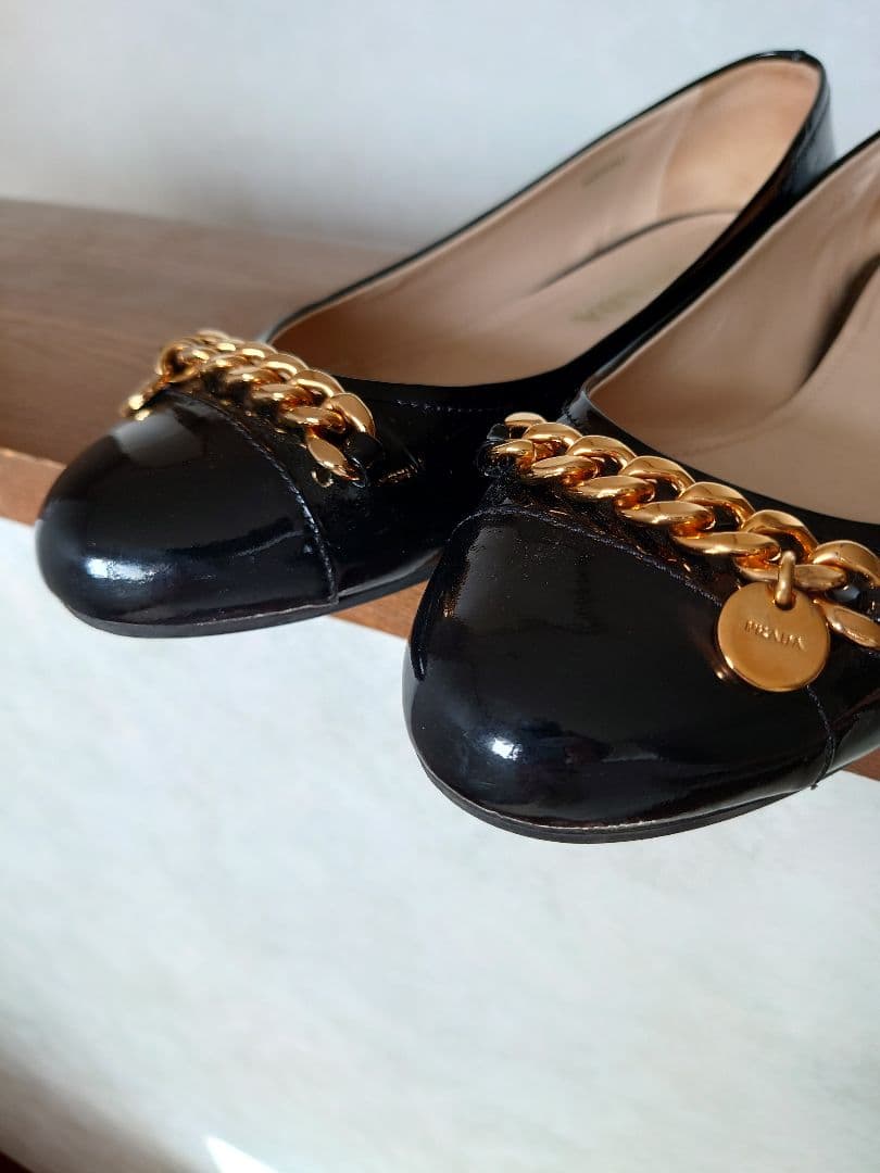 PRADA ブラック フラットシューズ ゴールドチェーン　サイズ381/2
