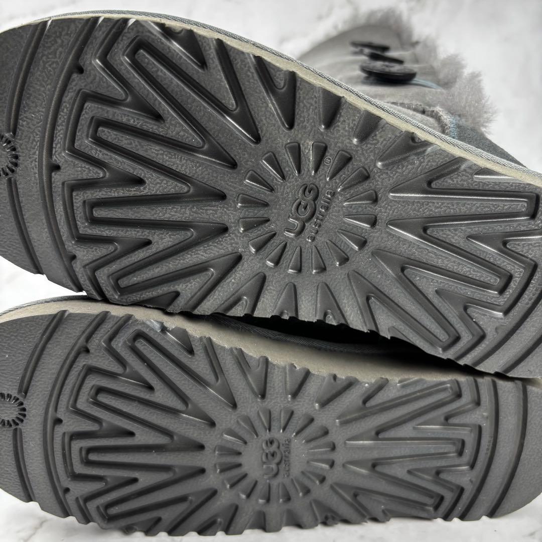 【新品級】UGG ムートン ブーツ 23グレー ベイリー ボタン トリプレット