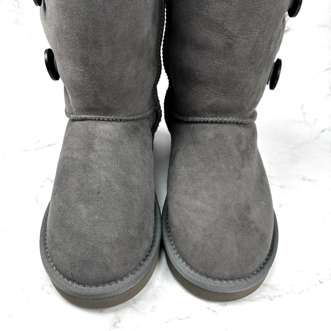 【新品級】UGG ムートン ブーツ 23グレー ベイリー ボタン トリプレット