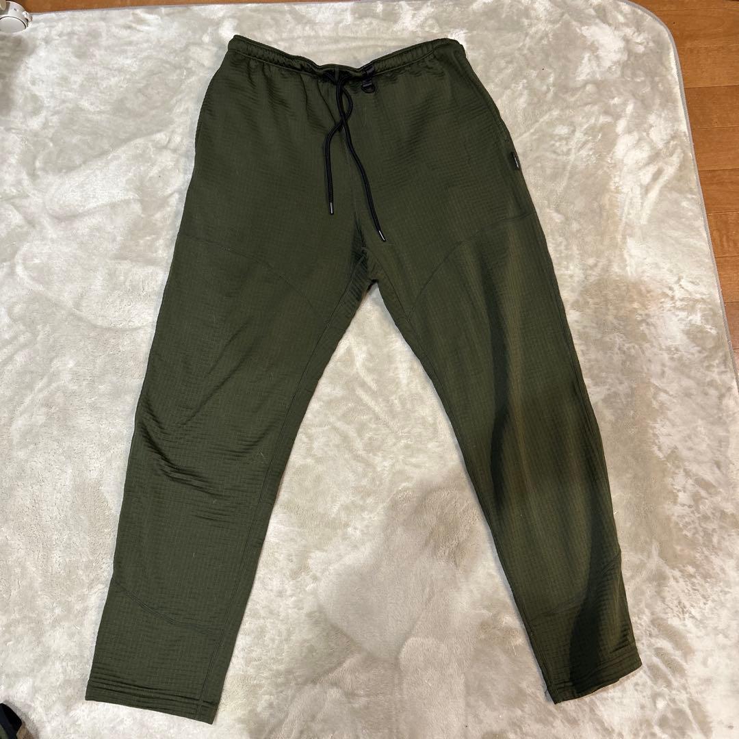 ブリーフィング オリーブ色フーディーとパンツセット