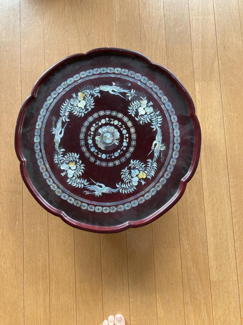 引き取り割引あり　赤色花形木製テーブル　螺鈿細工　丸テーブル