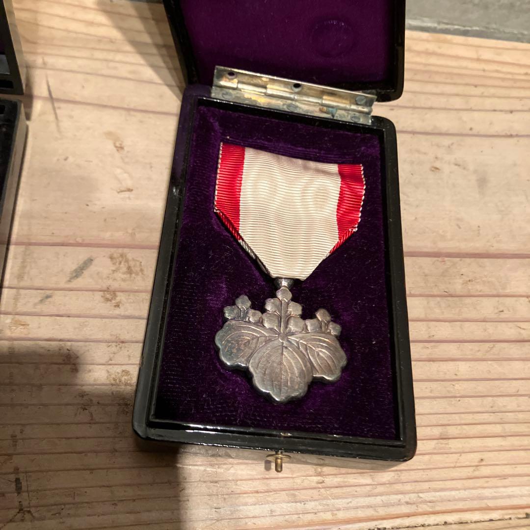 古*ン様 勲章まとめ 勲章 徽章 記章 バッジ 記念章勲章 勲八等白色桐葉章 詳