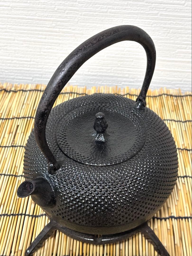 未使用、保管品　南部伝統工芸士 及川寛治作　１５型姥口アラレ　南部鉄瓶　南部鉄器