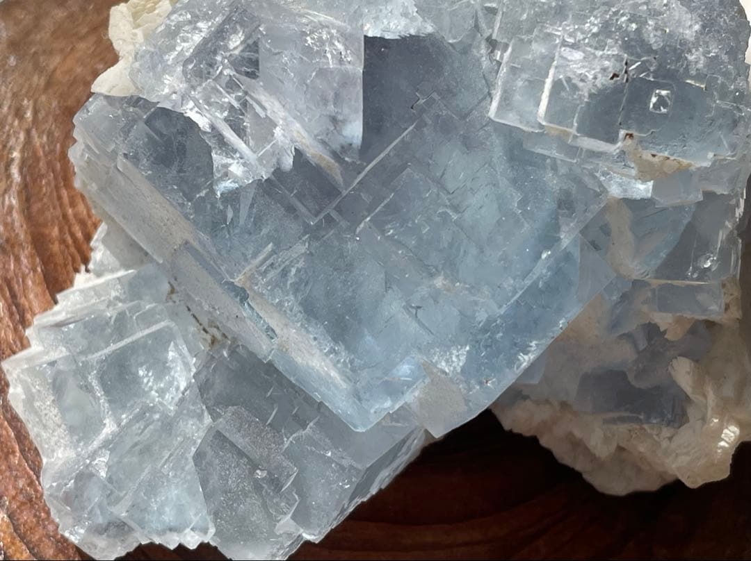 フローライト　原石　巨大結晶　美しいスカイブルー　アクアマリンカラー　虹　蛍石