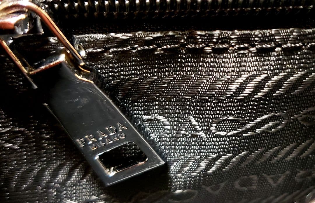 PRADA　プラダ ビジネスバッグ　A4収納 　三角ロゴ　レザー製　美品♪