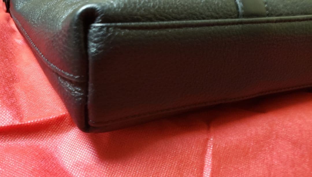 PRADA　プラダ ビジネスバッグ　A4収納 　三角ロゴ　レザー製　美品♪