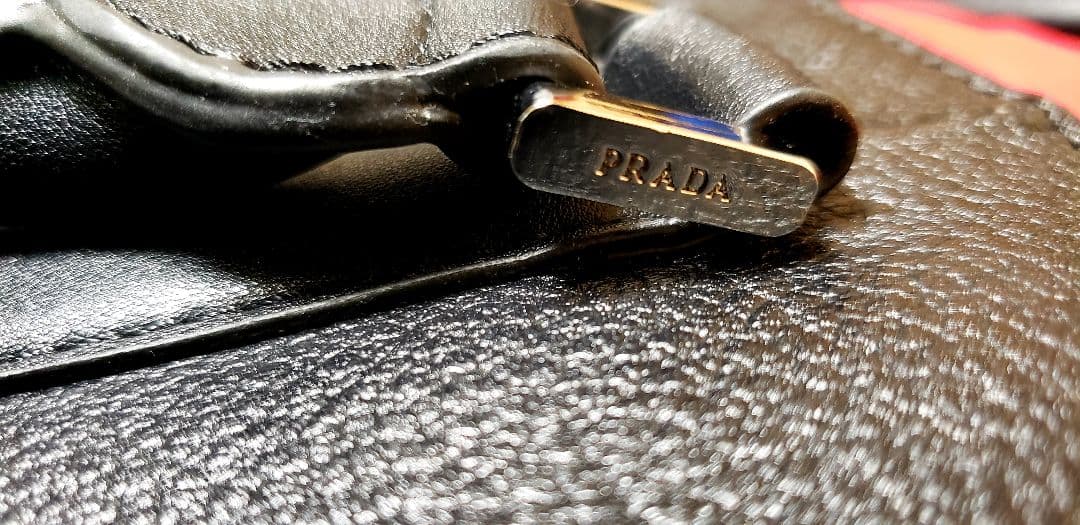 PRADA　プラダ ビジネスバッグ　A4収納 　三角ロゴ　レザー製　美品♪