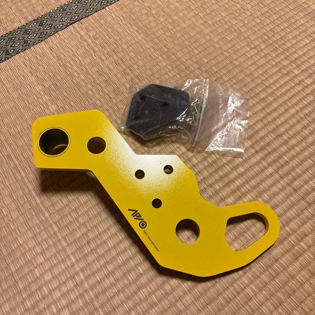 APIO タクティカルバンパー装着車用　右　牽引フック・9mm厚　黄色　アピオ
