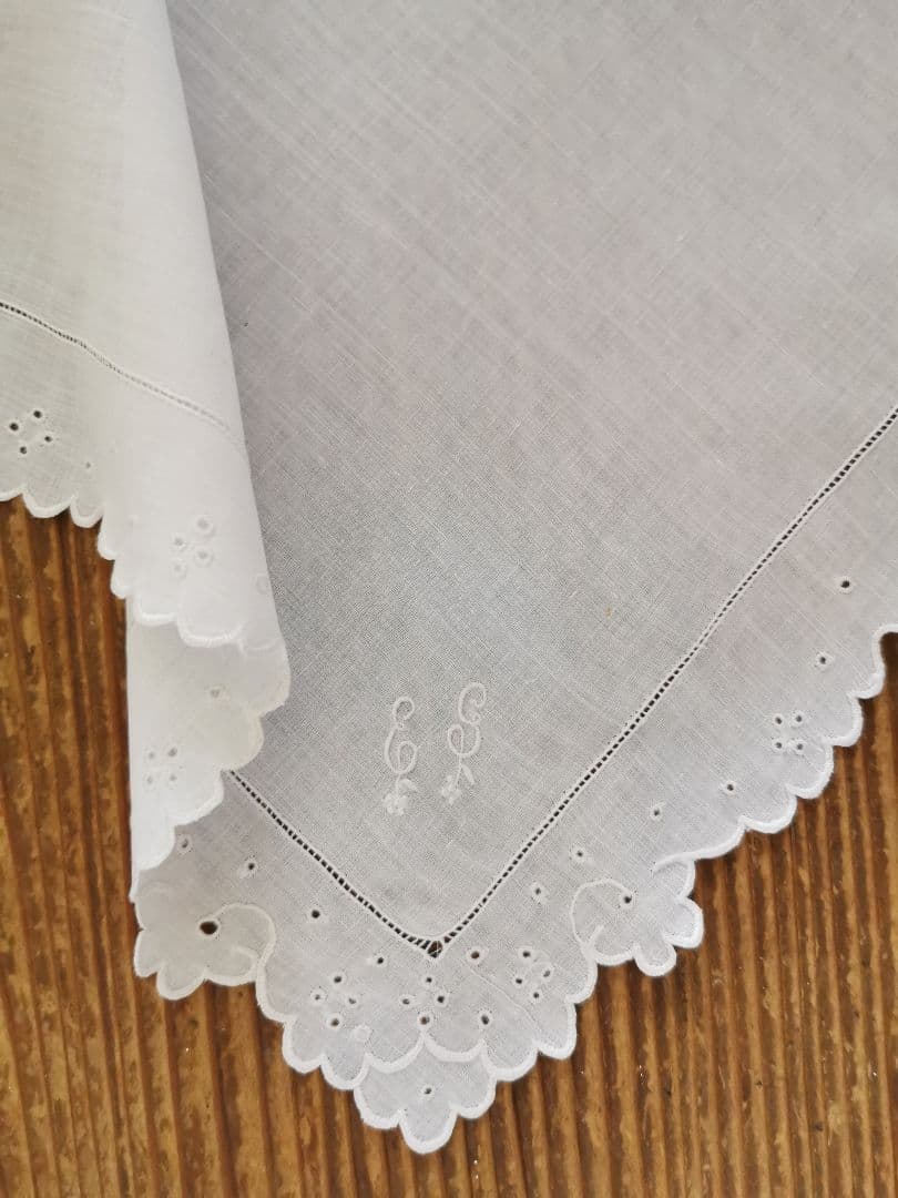 アンティークフランス 細やかなアイレット&スカラップ&花文字刺繍 リネンハンカチ