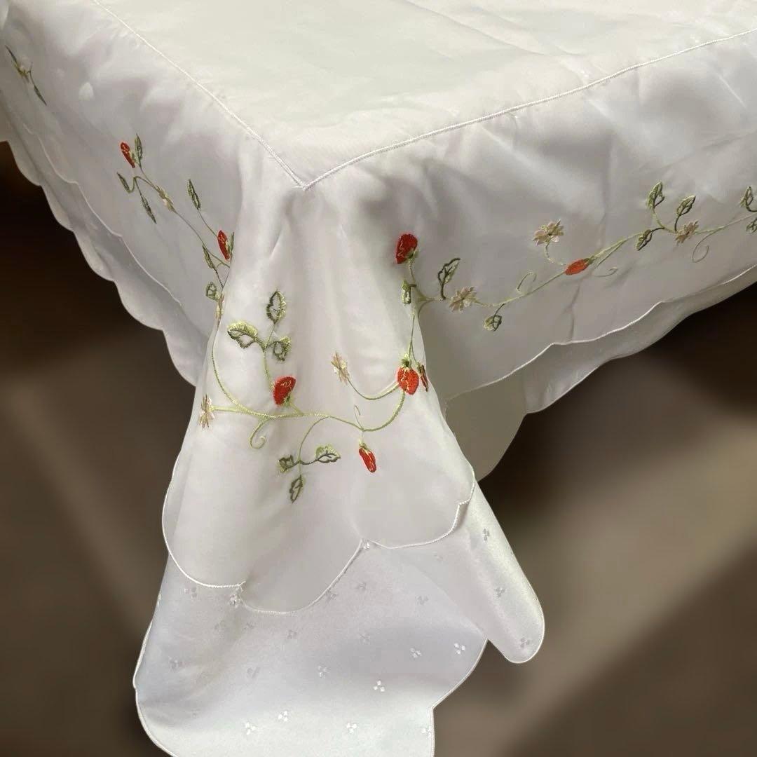 テーブルクロス　イチゴの刺繍　大判　花柄　レース