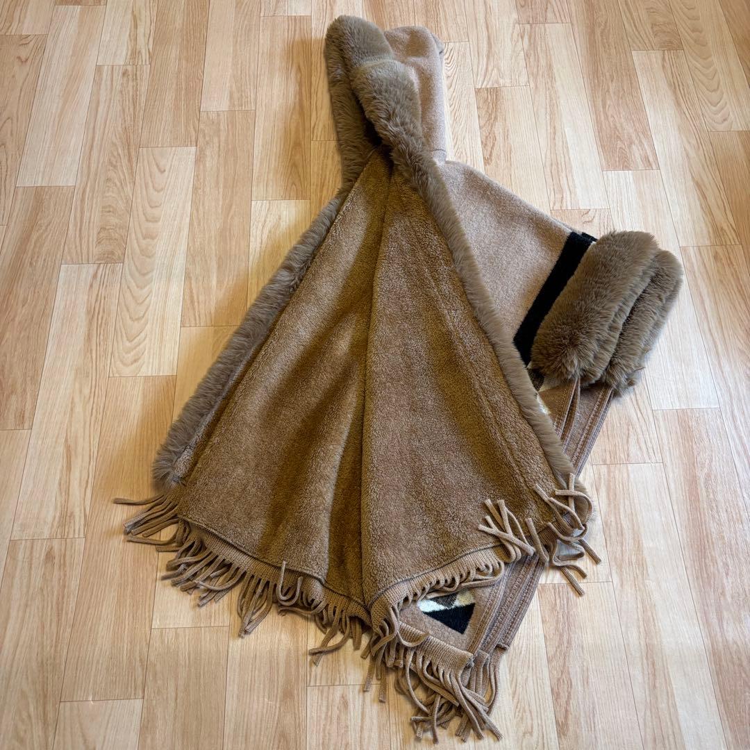 美品【極々暖かいファー付きフーディケープコート】毛布のように暖かいポンチョ