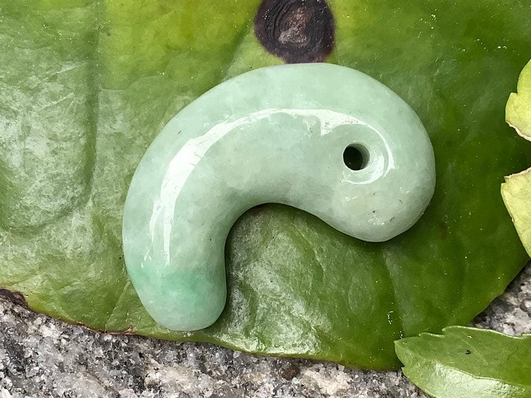 ✳ 自信の安価お値段‼️自信の品質‼️糸魚川翡翠勾玉*緑*人気の平塚古墳型　鑑別書付