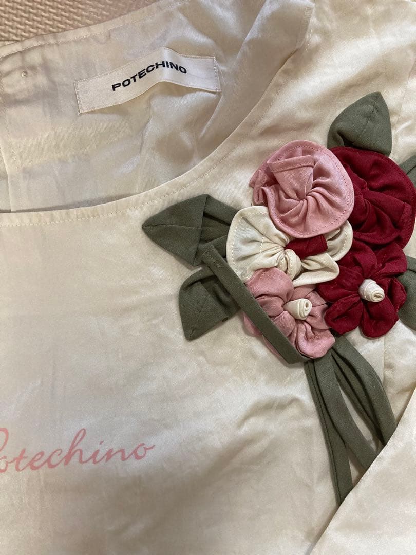 【新品未使用】POTECHINO 花柄刺繍長袖エプロン　白色ベージュ ポテチーノ