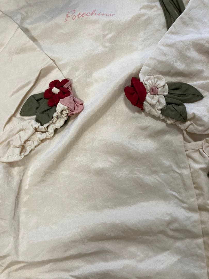 【新品未使用】POTECHINO 花柄刺繍長袖エプロン　白色ベージュ ポテチーノ