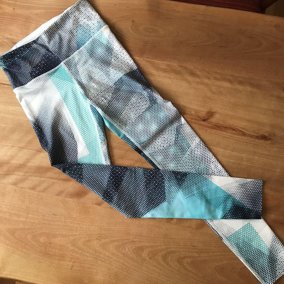 新品未使用アンダーアーマー  レディースSMサイズ　トレーニングウェア4点セット