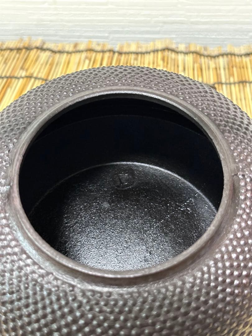 未使用、付属品付　岩手県奥州 佐秋鋳造所佐藤守巨造 真作保証　南部鉄瓶 南部鉄器