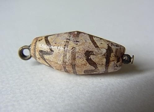 ★G2601★古代ストーンビーズ (A45)クシャン　白い紅玉髄　エッジド