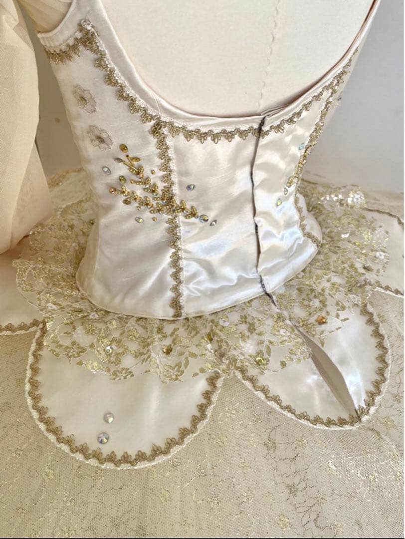バレエ衣装 ホワイト　ゴールド　チュチュ