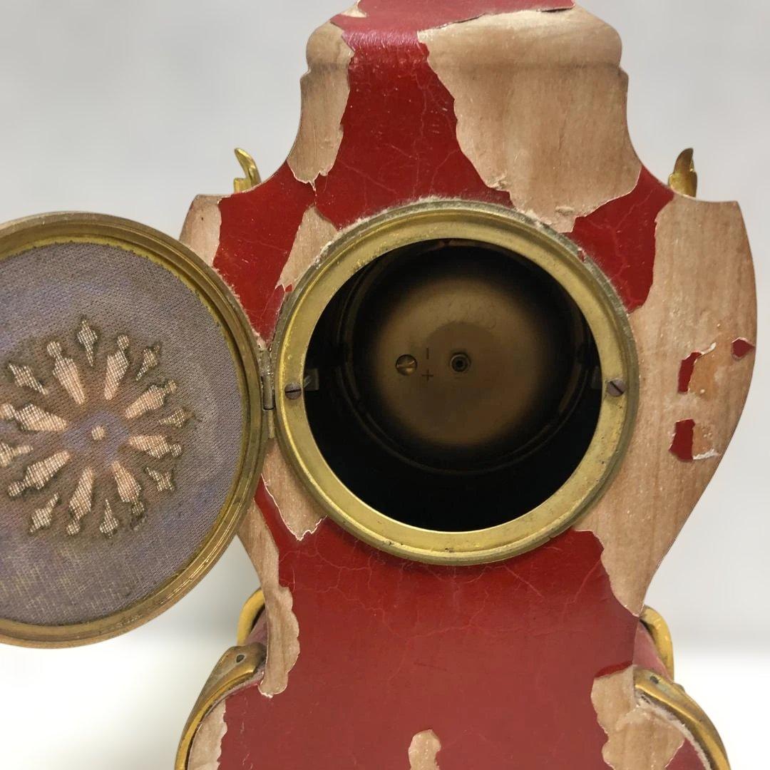 送料無料 アンティーク風 置時計 手巻き式 花模様 ゴールド装飾 251104