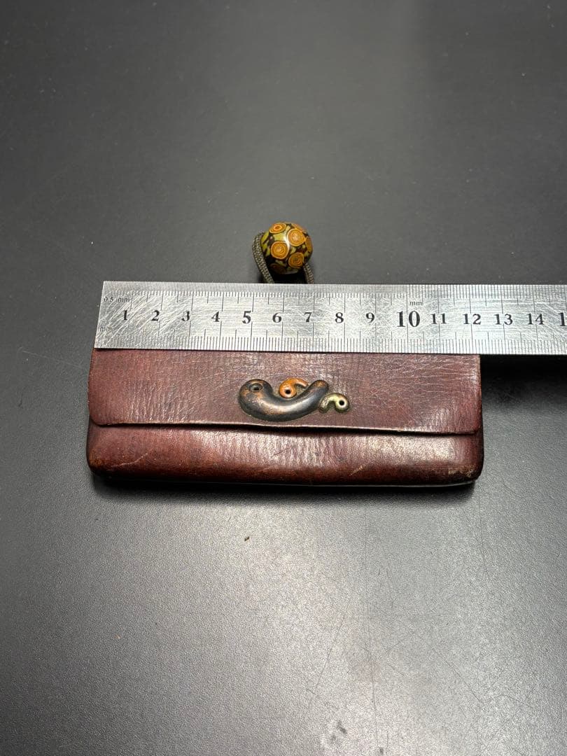 骨董品 煙草入れ 提げ物 勾玉 木製磨出 時代物 アンティーク 革製 英勲刻印