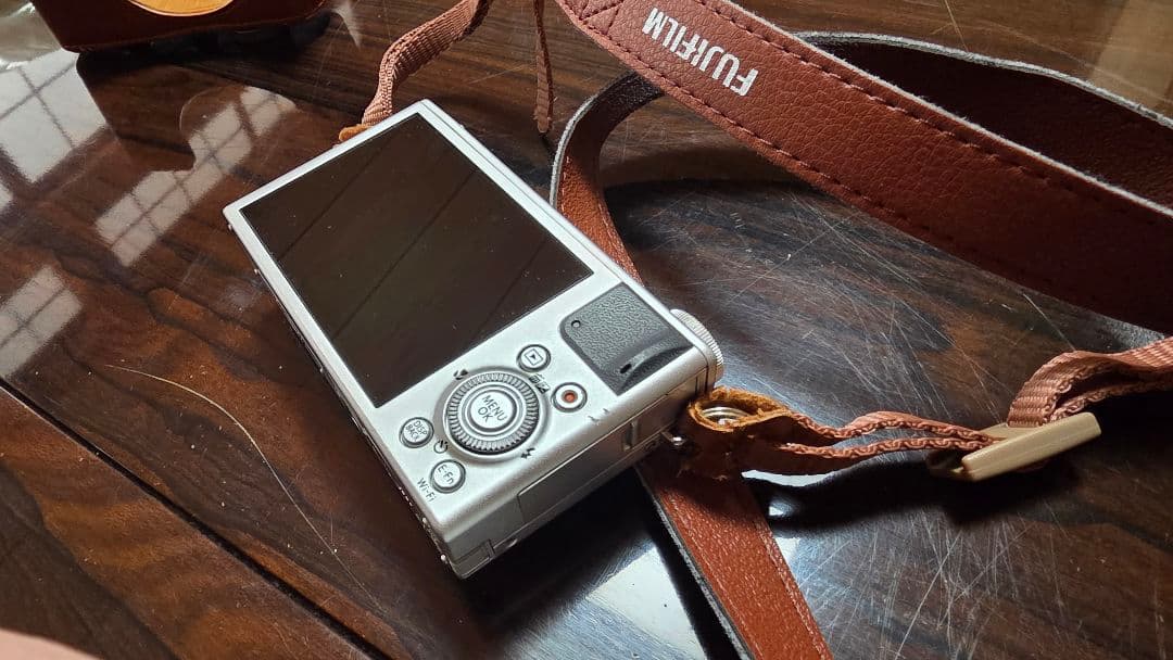 即日発送　Fujifilm XQ1 コンパクトデジタルカメラ