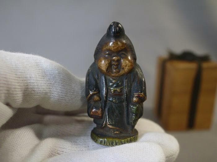 小さな可愛いお福さん　傘とバッグを持つ立ち姿　お多福　おかめ　福の神　土人形