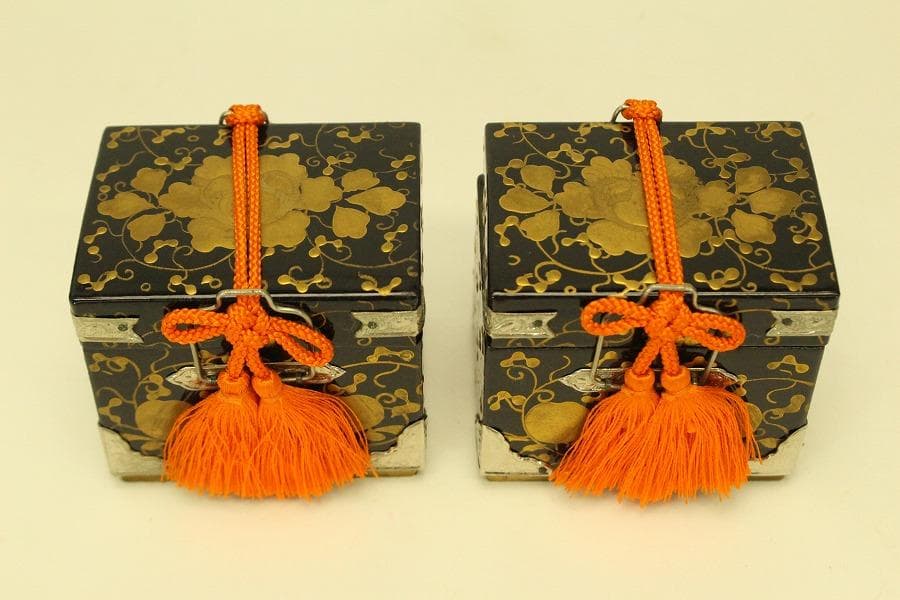 ミニチュア 雛道具 木製 蒔絵家具 重箱 針 鏡 揃い セット(ZE359)