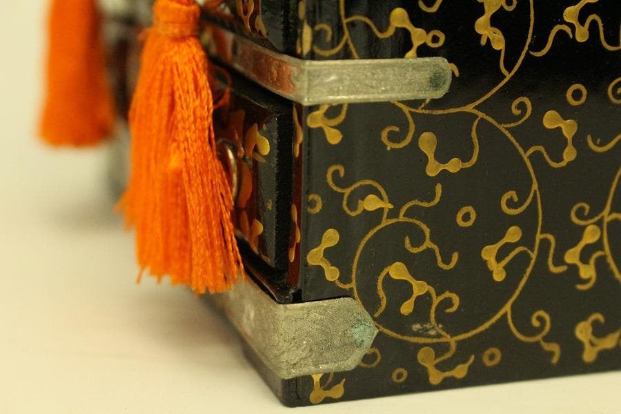 ミニチュア 雛道具 木製 蒔絵家具 重箱 針 鏡 揃い セット(ZE359)