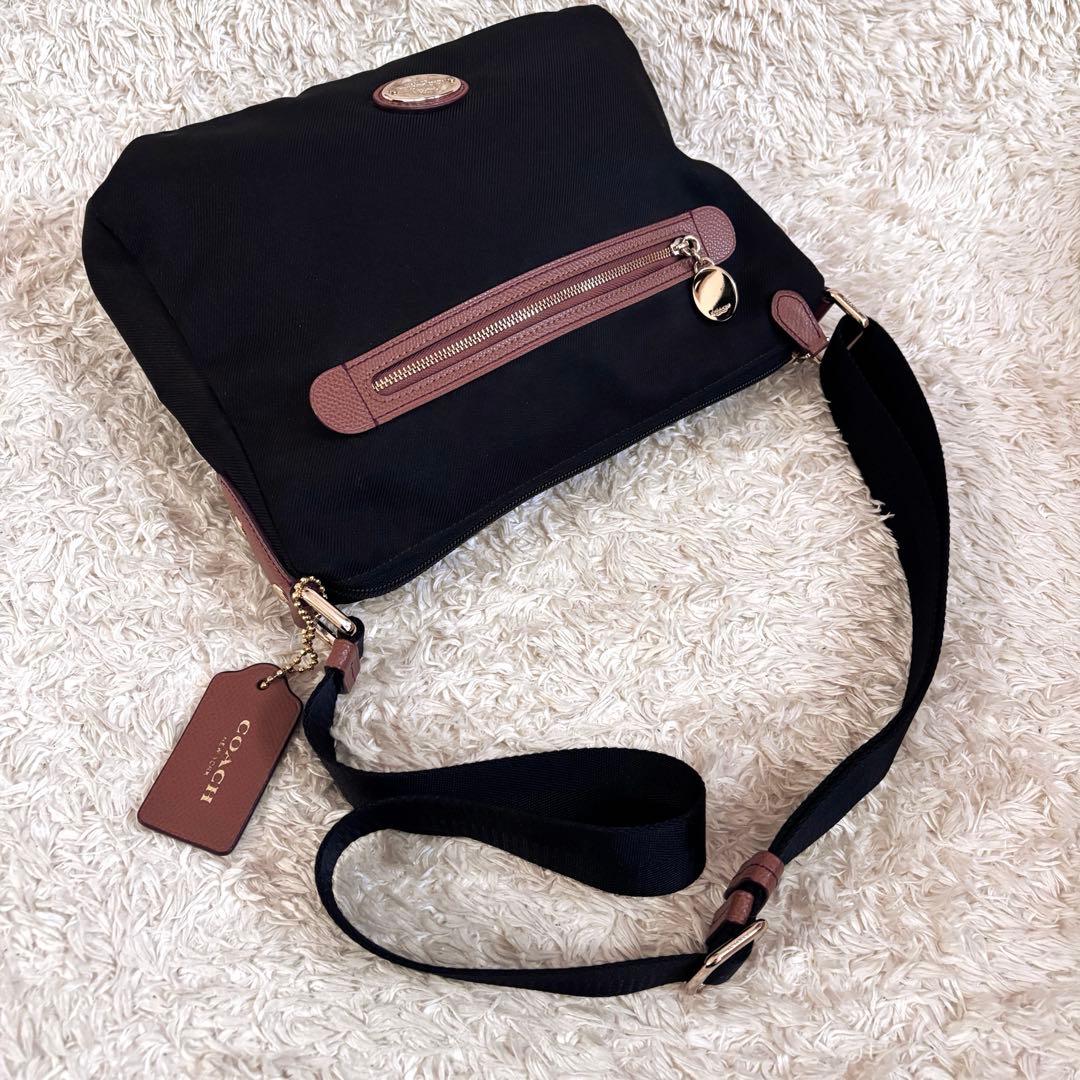 新品同様✨コーチ ショルダーバッグ ブラック ターンロック チャーム 男女兼用