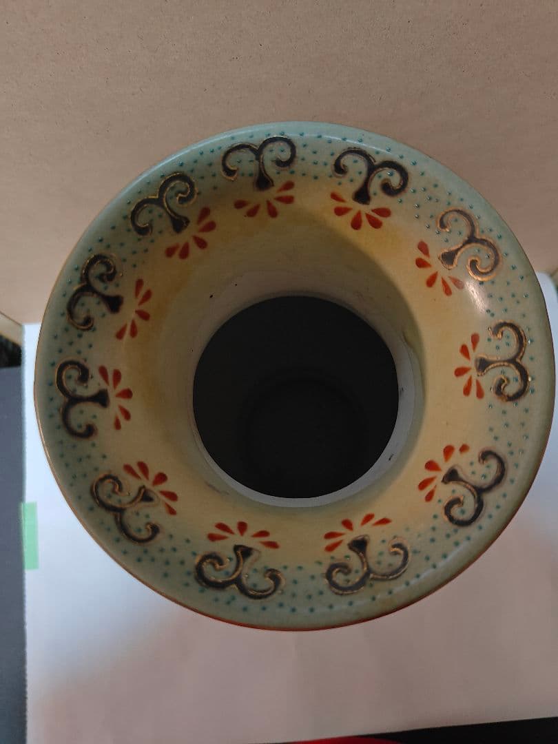 日本の伝統的な絵柄が施された陶器の花瓶非常にまれ