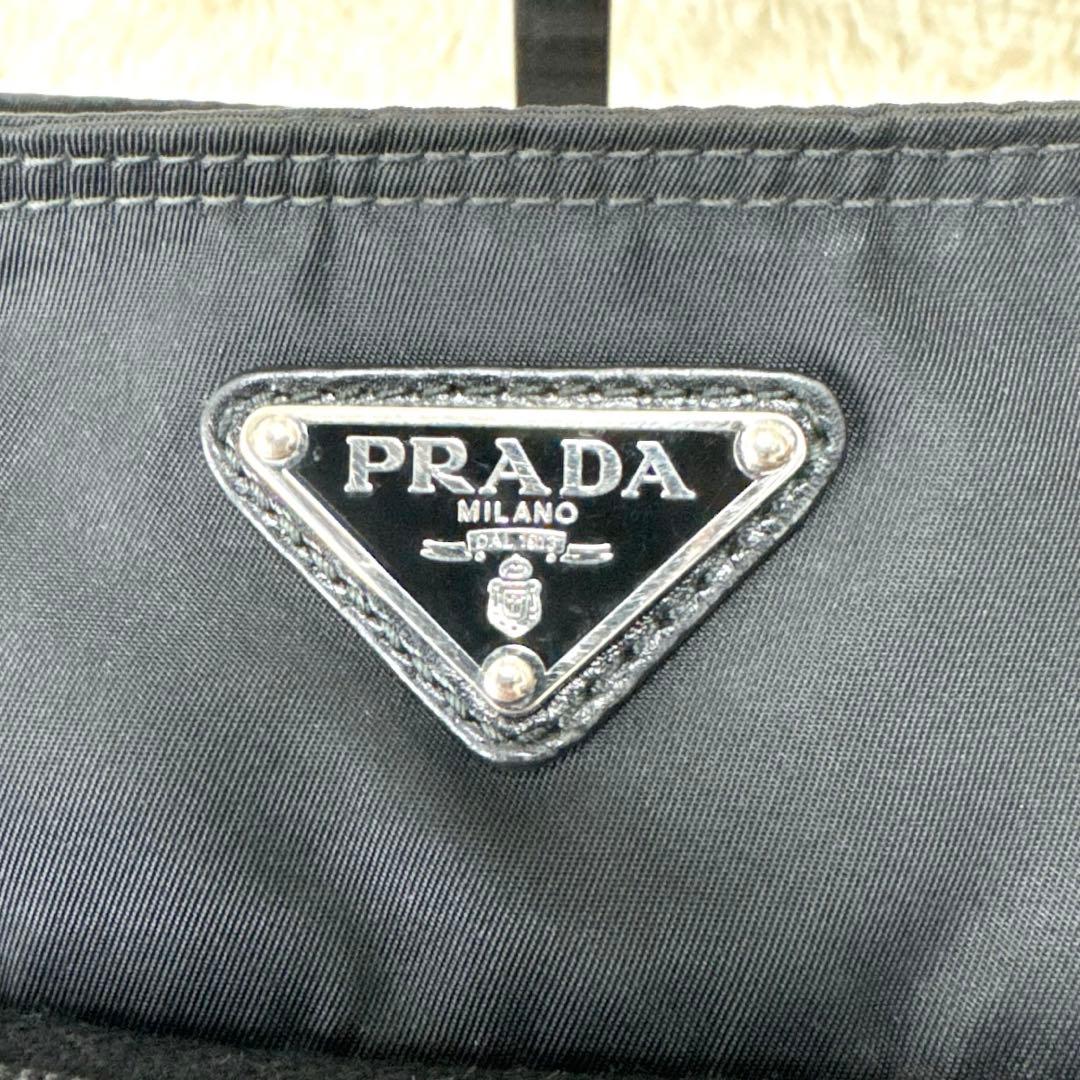 近年 PRADA プラダ ショルダーバッグ サコッシュ 三角ロゴ 黒 ナイロン