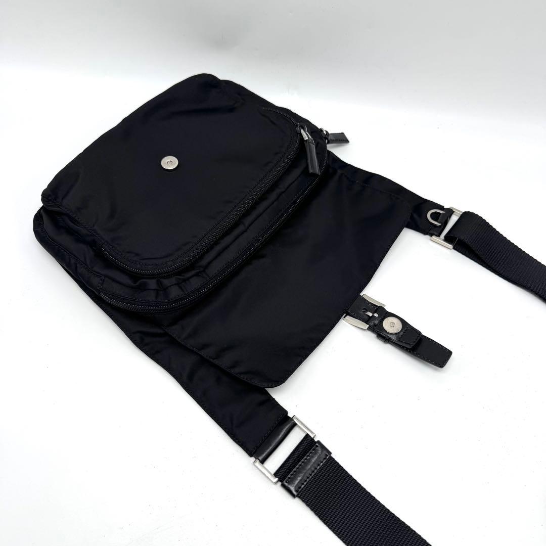 【新品同様・使用感無し】プラダ ショルダーバッグ ポシェット ナイロン 三角ロゴ