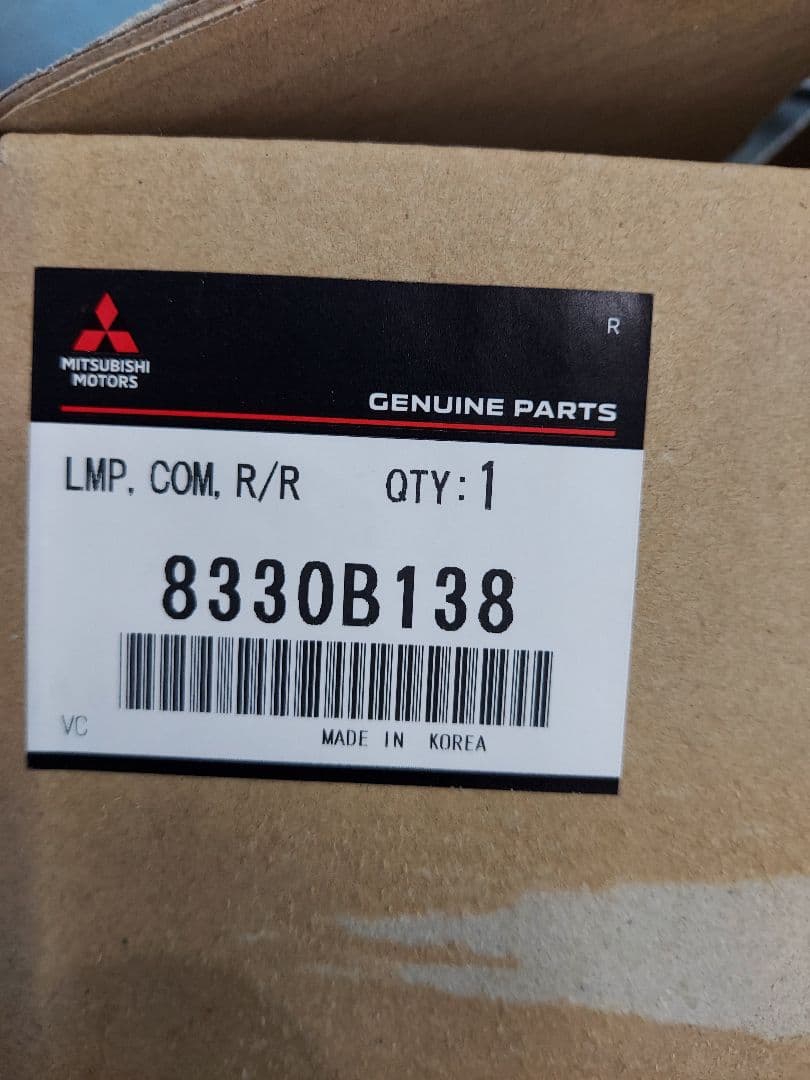 三菱　デリカD5　右テールランプ