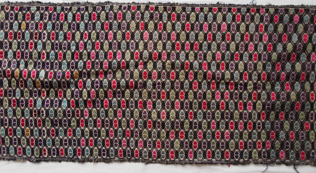 中国貴州省で入手、約300の格子状菱形紋に6花弁紋を加えた、少数民ミャオの刺繍布