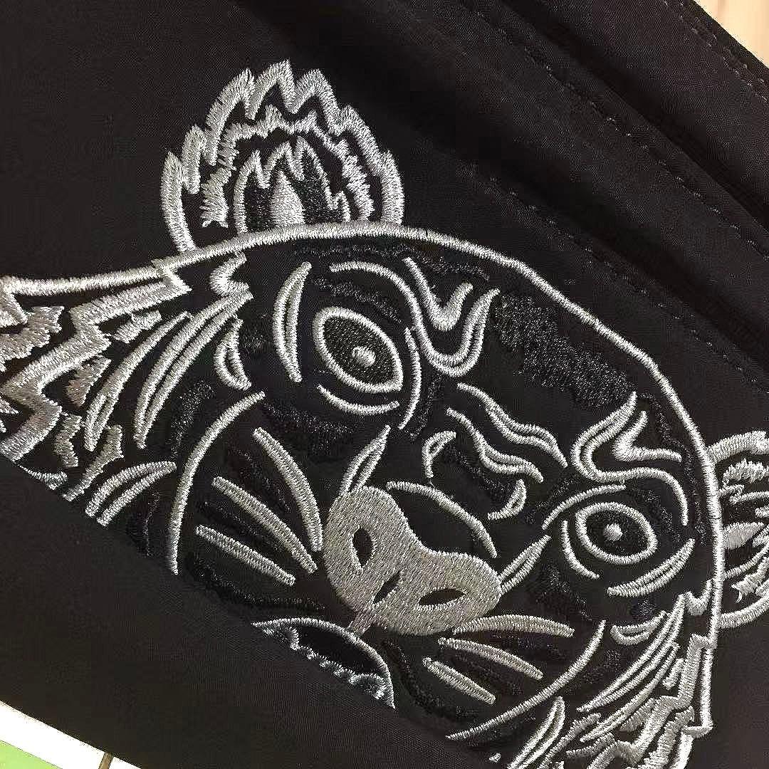 KENZO 虎の刺繍が印象的なグレーのナイロンショルダーバッグ